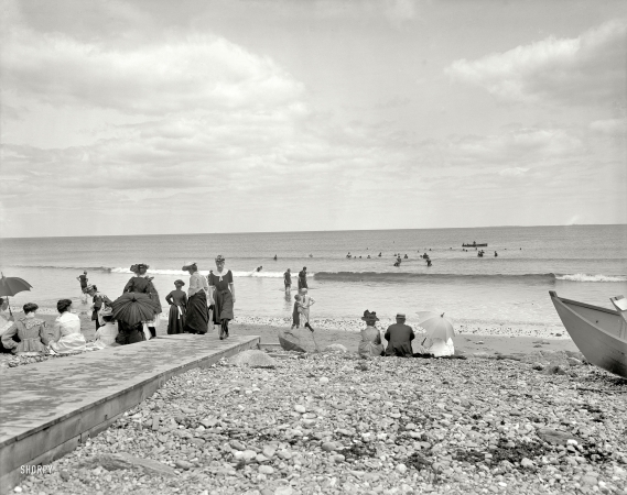 Photo showing: Rye Beach, NH -- The New Hampshire coast circa 1905. Rye Beach bathers.