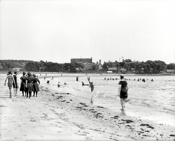 Photo showing: Magnolia-sur-Mer -- Circa 1906. The bathing beach at Magnolia, Massachusetts.