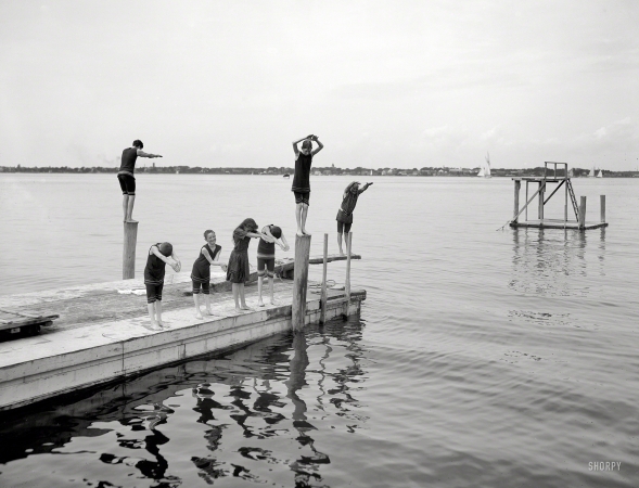 Photo showing: Pier Group -- New York circa 1904. Manhanset. Bathing at Manhanset House, Shelter Island.