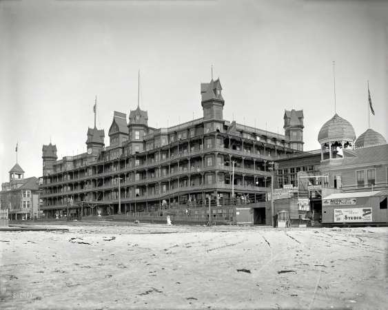 Photo showing: Hotel Velvet -- Old Orchard, Maine, circa 1904. Hotel Velvet from beach.