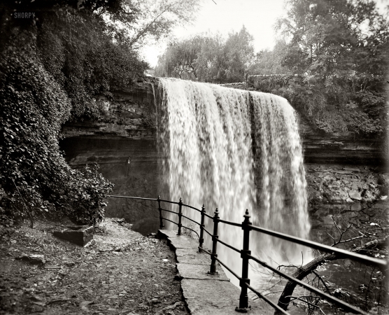 Photo showing: Poetic Cataract -- Minnehaha Falla, Minnesota, circa 1905.