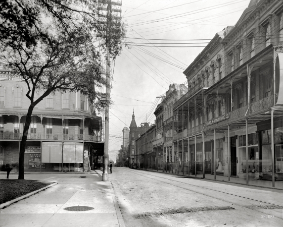 Photo showing: Dauphin Street -- Mobile, Alabama, circa 1906. Dauphin Street. Shoes to the right, hats to the left.
