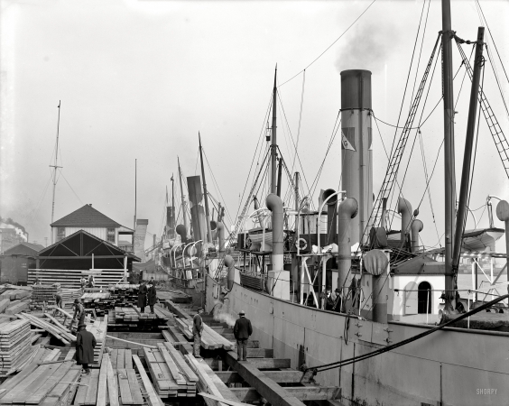 Photo showing: Mobile Waterfront -- Circa 1906. Along the docks -- Mobile, Alabama. 