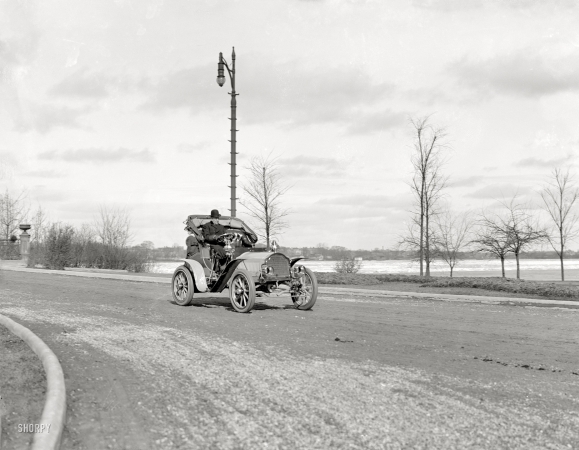 Photo showing: Detroit Iron: 1908 -- Automobile on waterfront road.
