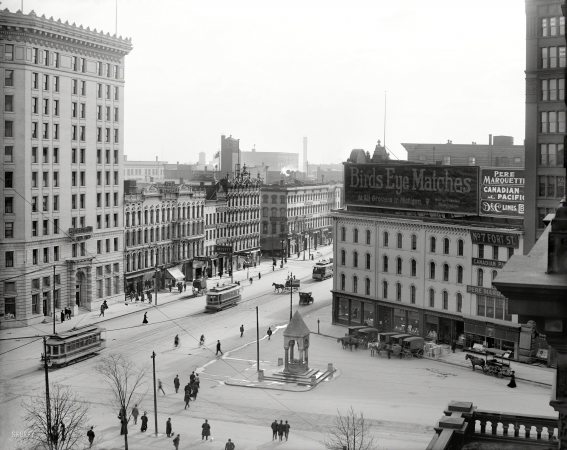 Photo showing: Detroit Watering Hole -- Detroit circa 1907. A glimpse of Woodward Avenue from City Hall.