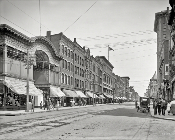 Photo showing: High Street, Holyoke -- Circa 1908. High Street -- Holyoke, Massachusetts.
