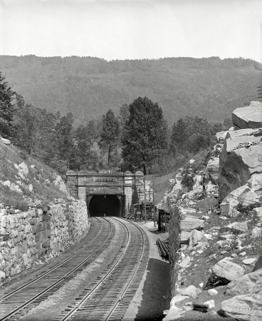 Photo showing: Hoosac Tunnel -- Circa 1907. West portal, Hoosac Tunnel, North Adams, Massachusetts.