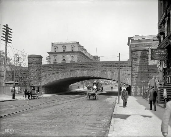 Photo showing: Bustling Springfield -- Springfield, Massachusetts, circa 1908. Railroad arch on Main Street.