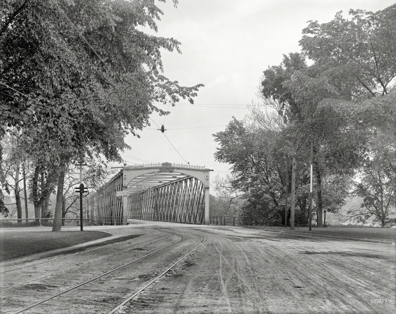 Photo showing: North End Bridge -- Circa 1908. North End bridge, Springfield, Massachusetts.