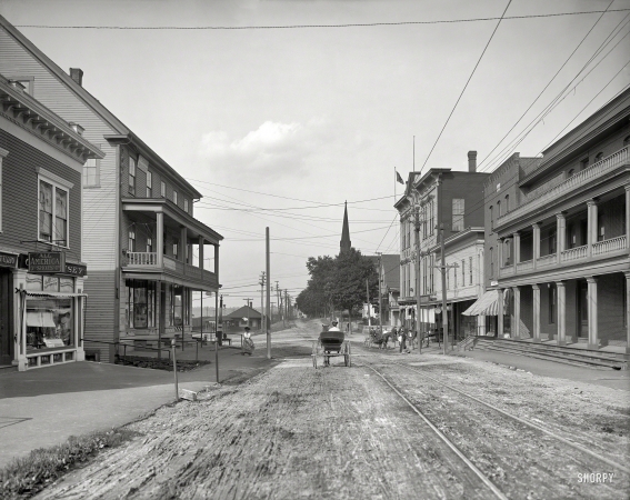 Photo showing: Bustling Lakeport -- Circa 1907. Lakeport, New Hampshire -- Union Avenue.