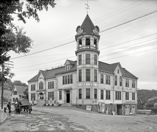 Photo showing: Town Building -- Circa 1907. Town Building, fire station and opera house -- Littleton, N.H.