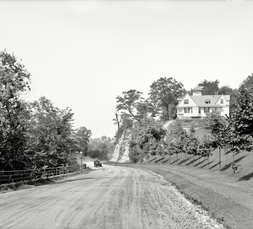 Photo showing: Ambler Rambler -- Cleveland circa 1907. Drive leading to Ambler's Heights.