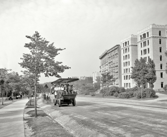 Photo showing: Riverside Drivers -- Circa 1908. Riverside Drive, New York. Tourists in an electric charabanc or automobile bus.