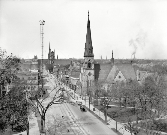Photo showing: Up Woodward: 1908 -- Detroit, Up Woodward Avenue from Grand Circus Park. Including several moonlight tower arc lamp standards.