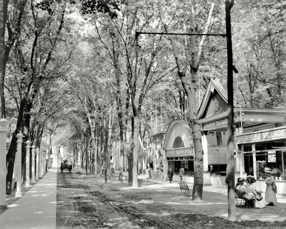 Photo showing: Cincinnati Coney -- Cincinnati, Ohio, circa 1910. Coney Island - the midway.