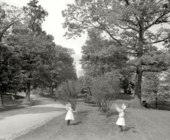 Photo showing: Tossing the ... ? -- Columbus, Ohio circa 1908, Franklin Park.