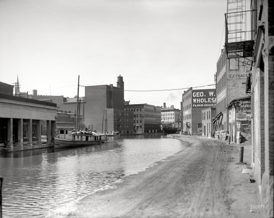 Photo showing: Erie Canal -- Utica, New York, circa 1910. Erie Canal at Utica.