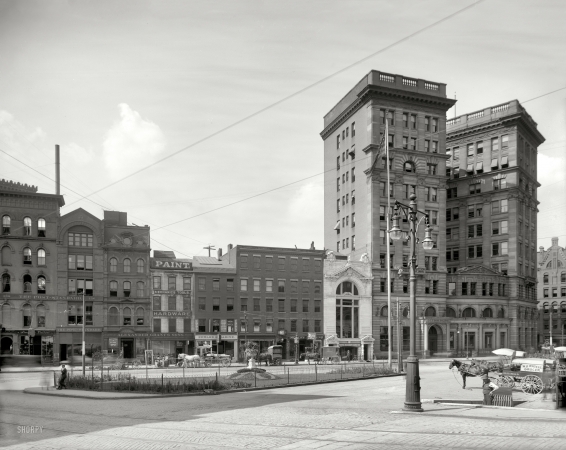 Photo showing: Veteran Park -- Syracuse, New York, circa 1900. Onondaga County Savings Building and Veteran Park. 