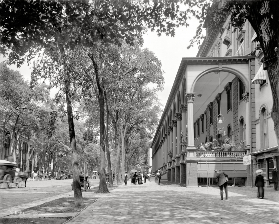 Photo showing: Saratoga -- Saratoga Springs, New York, circa 1908. Congress Hall and Broadway.