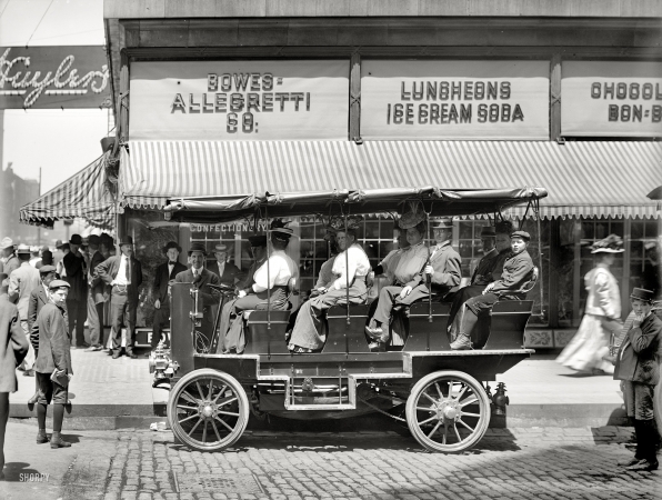 Photo showing: Soda Stop -- Circa 1908. Seeing Chicago. Auto at Monroe Street near State. Photo by Hans Behm. 