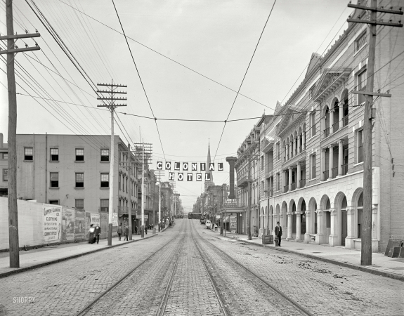 Photo showing: Gay and Main -- Knoxville, Tennessee, circa 1910. Gay Street looking north from Main Avenue.