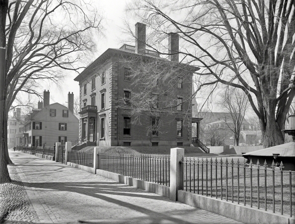 Photo showing: Essex Street -- Circa 1910. Salem, Massachusetts. Bertram-Waters House (Salem Public Library), 370 Essex Street.