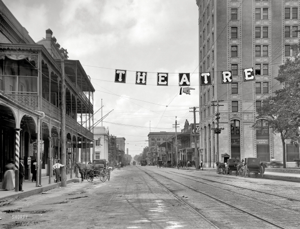Photo showing: Entrance Stage Right -- Pensacola, Florida, circa 1910. Palafox Street, American National Bank Building.