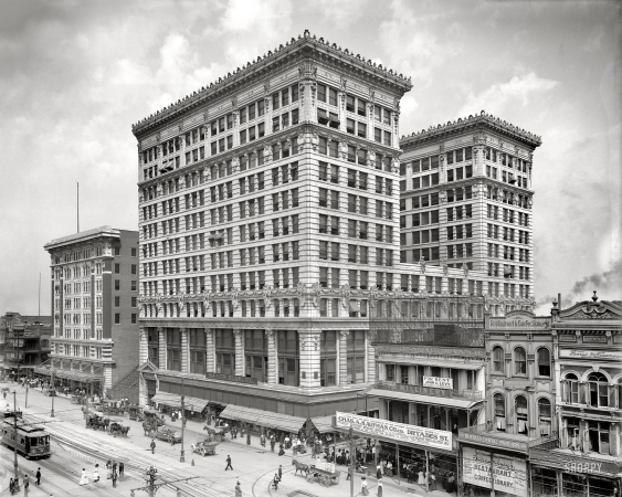 Photo showing: Maison Blanche -- Canal Street, New Orleans in 1910.