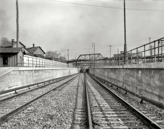Photo showing: Michigan Central R.R. Tunnel -- Detroit circa 1910. Michigan Central Railroad tunnel. Electrified tracks going under the Detroit River. 