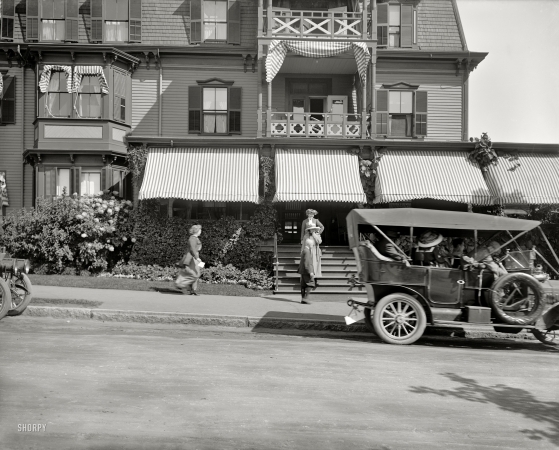 Photo showing: The Oceanside Hotel -- Magnolia, Massachusetts, circa 1910.