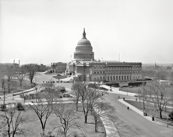 Photo showing: King of the Hill. -- Circa 1908. North view of United States Capitol, Washington, D.C.