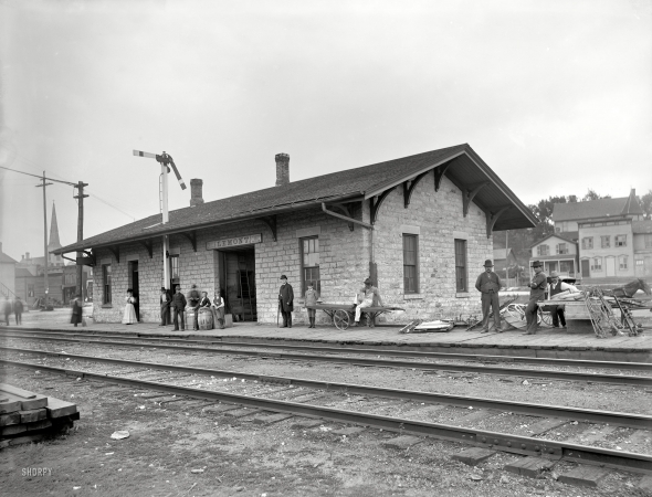 Photo showing: Lemont Depot -- Lemont, Illinois, circa 1902. Station of the Chicago & Alton R.R. Taken from Canal Street.