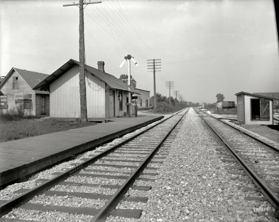 Photo showing: Willow Springs Depot -- Circa 1900. Station at Willow Springs, Illinois.