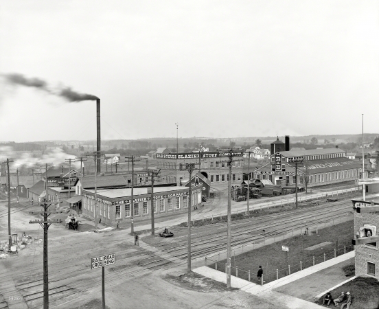 Photo showing: Stove-Cam -- Chelsea, Michigan, circa 1901. Glazier Stove Company, general view.