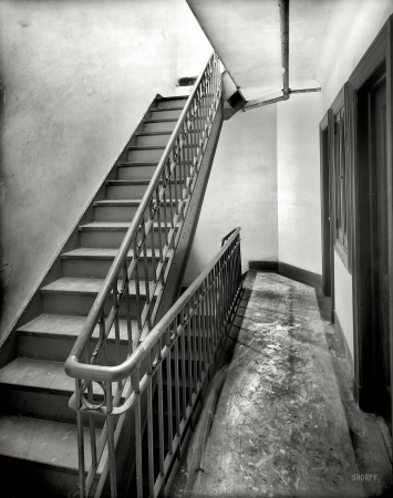 Photo showing: Tenement Stairwell -- Circa 1905. Tenement stairway and hall, New York City.