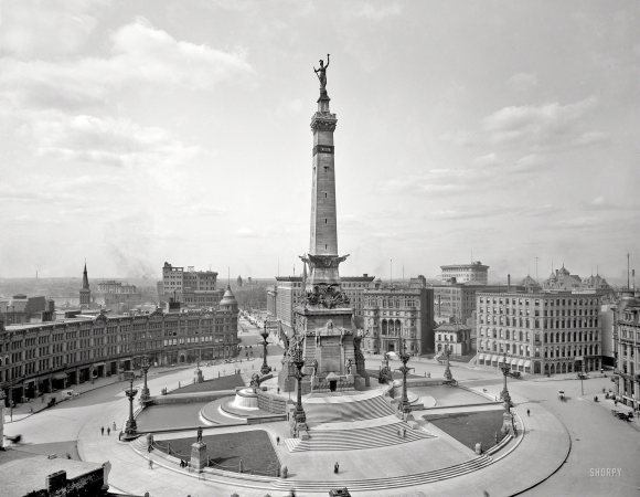 Photo showing: Monument Circle -- Indianapolis, Indiana, circa 1907. Soldiers' and Sailors' Monument.