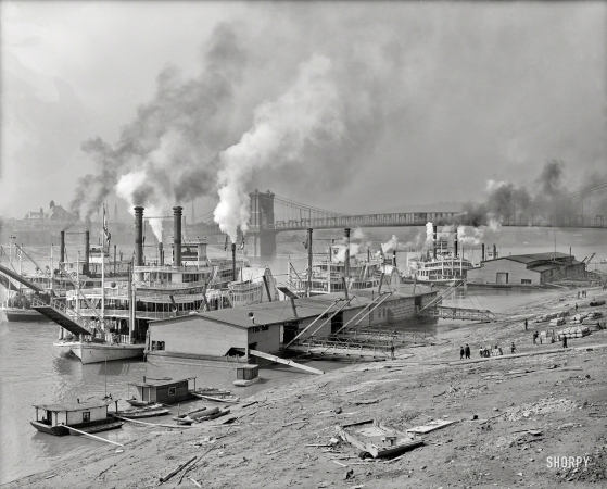 Photo showing: Steam Players -- The Ohio River circa 1907. Along the levee at Cincinnati.