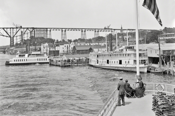Photo showing: Poughkeepsie Panorama -- The Hudson River circa 1908. Steamer landings, Poughkeepsie, New York.