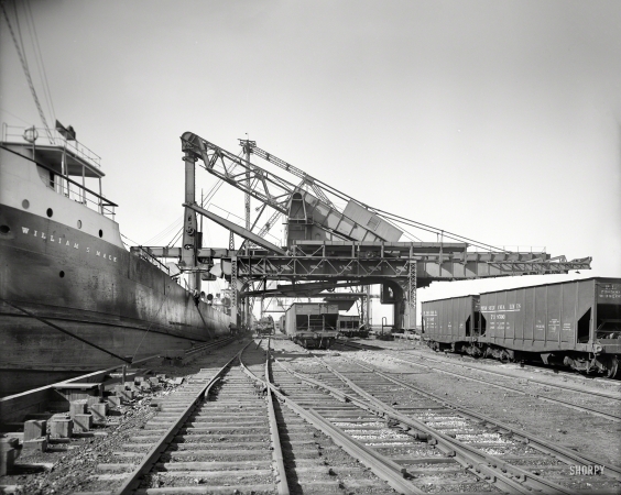 Photo showing: Titans of Industry -- Circa 1908. Hulett machine unloading ore at Buffalo, N.Y.