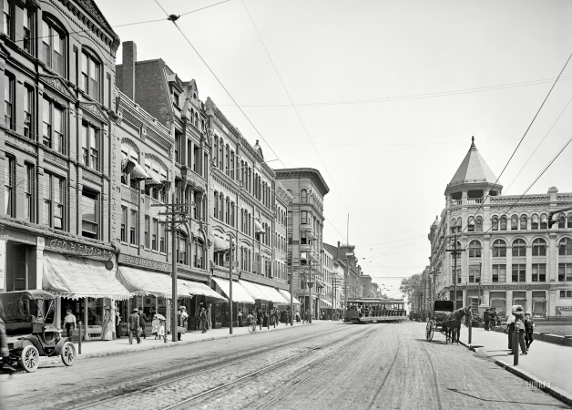 Photo showing: Holyoke High Street -- Holyoke, Massachusetts, circa 1908.