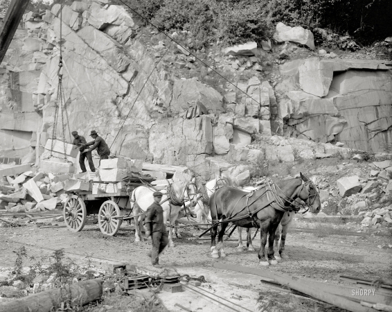 Photo showing: Granite State -- Concord, New Hampshire, circa 1908. Loading at a New England granite quarry.