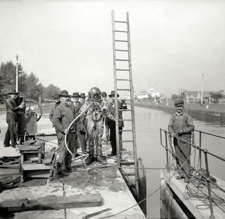 Photo showing: Going Down: 1908 -- Sault Sainte Marie, Michigan. Diver repairing a lock gate.