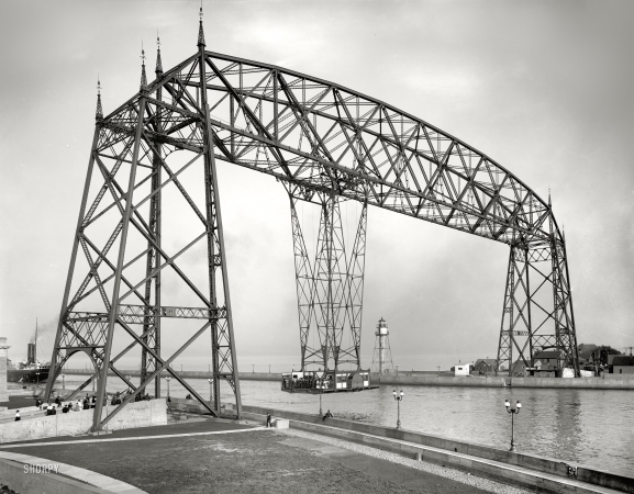 Photo showing: Aerial Bridge -- Suspended Car Transfer over the Duluth Ship Canal. Duluth, Minnesota, circa 1907.