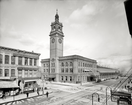 Photo showing: Minneapolis Depot -- Minneapolis, Minnesota, circa 1908. Chicago, Milwaukee & St. Paul railway station.