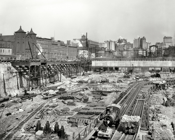 Photo showing: Penn Station Hole -- New York circa 1908. The big Pennsylvania hole. Excavations for Pennsylvania Station.