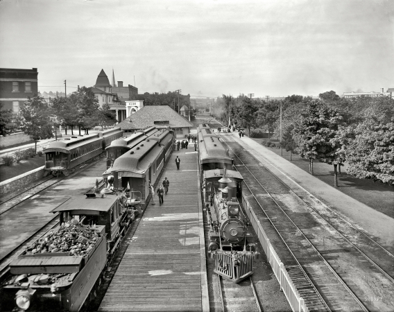 Photo showing: Suburban Petoskey -- Circa 1908. Suburban station, Petoskey, Michigan.