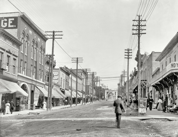 Photo showing: Welcome to Petoskey -- Circa 1908. Lake Street, Petoskey, Michigan.