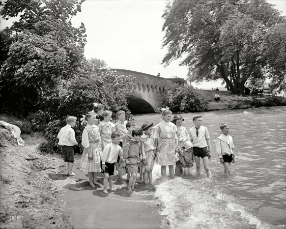 Photo showing: Forever Young -- Detroit circa 1908. Waders at Belle Isle Park.