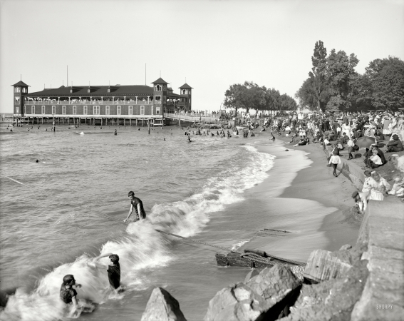 Photo showing: Erie Pavilion -- Cleveland, Ohio, circa 1908. The beach and pavilion at Gordon Park, Lake Erie.
