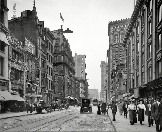 Photo showing: Bustling Broadway -- New York circa 1910. Broadway and Hotel Victoria. With the Flatiron Building in the distance.